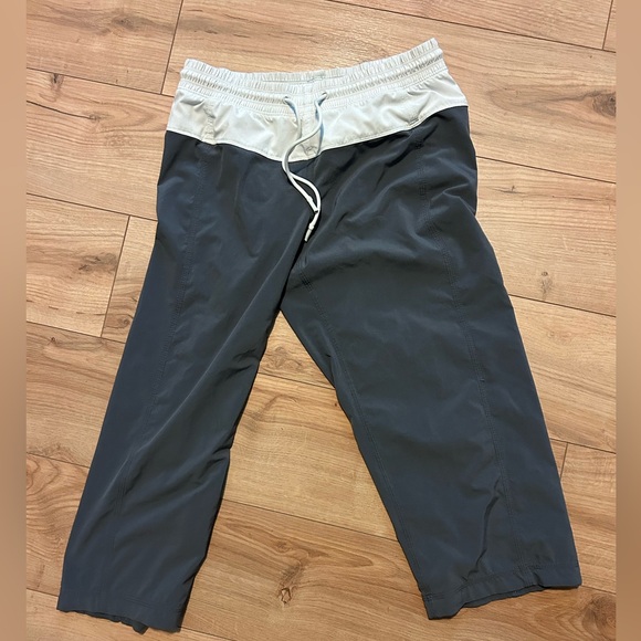 Lululemon capris 🍋 size 4 - Picture 1 of 6